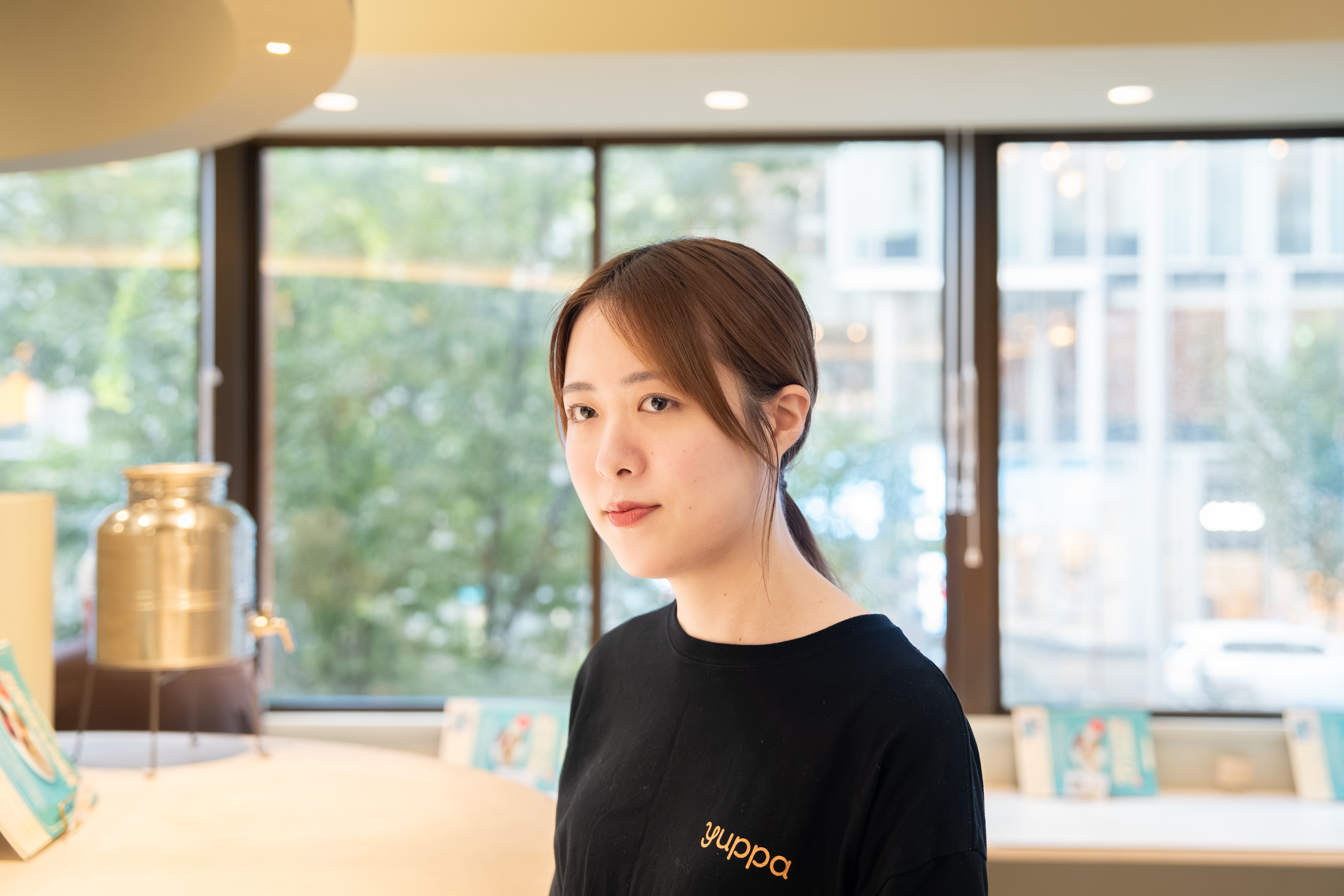 表参道のyuppa店内でインタビューに答える菅谷怜未さん